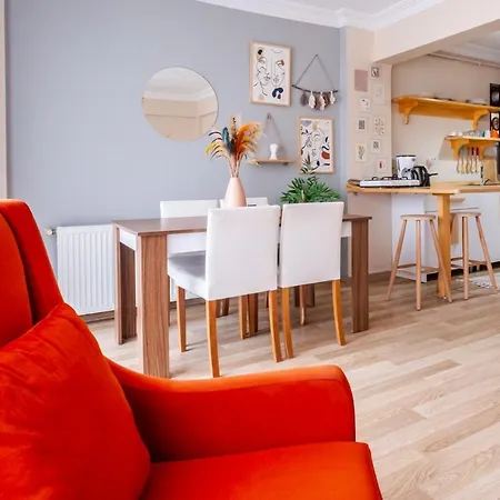 Colorful Modern Flat With View 5-min Walk To Istiklal Avenue In Beyoglu Apartment
